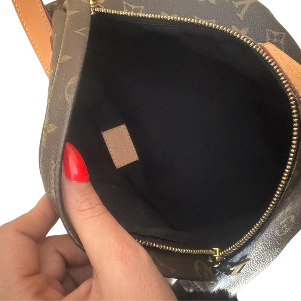 The Classic LV Bum Bag. - Picture 2 of 10
